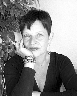 Claudia Cardinal wird 1955 in Reinbek bei Hamburg geboren.
